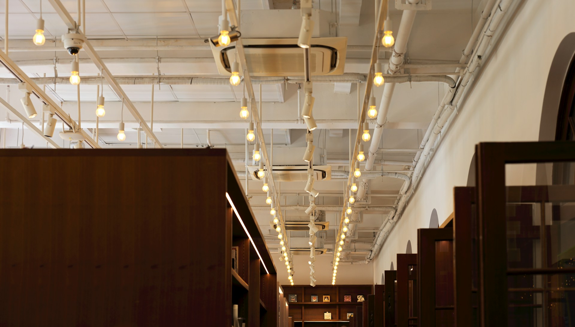 Nave o tienda con iluminación eficiente y controles energéticos